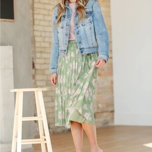 5 for 20$ Like New Floral Pleated Green Midi Skirt